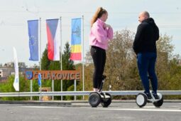 Tisíce aut míří pryč z ulic. Obchvat Čelákovic je hotový