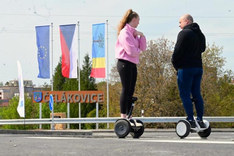 Tisíce aut míří pryč z ulic. Obchvat Čelákovic je hotový