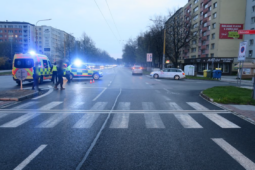 Řidič srazil na přechodu muže. Ve vážném stavu skončil v nemocnici