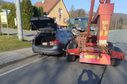 Traktor se střetl s osobním autem. Policie hledá svědky, zejména řidiče bílého vozu s vozíkem