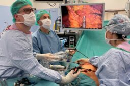 Doktoři z FN Brno provedli ojedinělou operaci. Pomohla pacientce po odstranění prsu