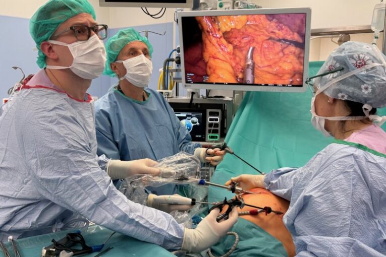 Doktoři z FN Brno provedli ojedinělou operaci. Pomohla pacientce po odstranění prsu