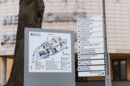 Konec bloudění. Pelhřimovská nemocnice  zpřehlednila areál