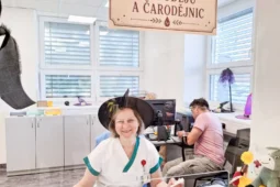 Čarodějné sestřičky i kotlík osudu. Darování krve přilákalo desítky osob