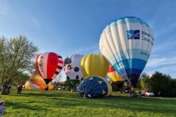 Balónová show se vrací nad Berounku
