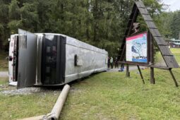 Padlo obvinění za havárii autobusu plného žáků, kteří jeli lyžovat