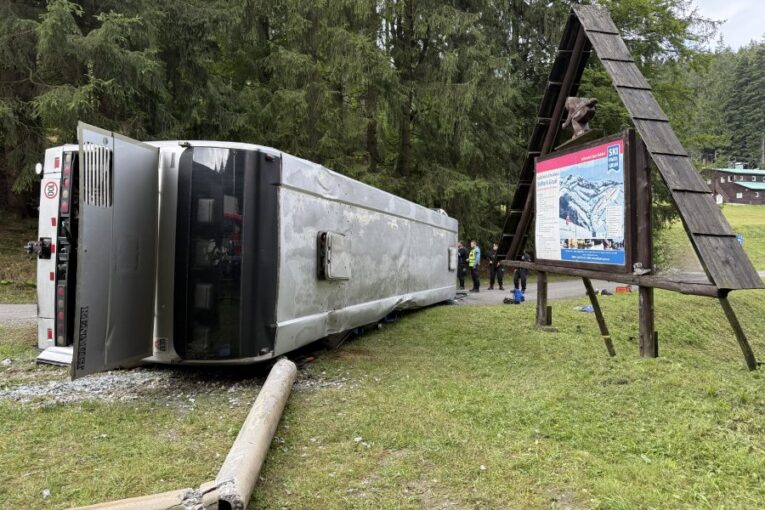 Padlo obvinění za havárii autobusu plného žáků, kteří jeli lyžovat
