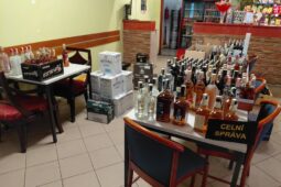 Celníci zabavili 546 lahví alkoholu hospodskému, který neměl faktury