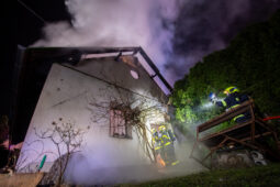 VIDEO: Při požáru stodoly se zranil hasič. Jednotky preventivně evakuovaly 5 lidí a psa