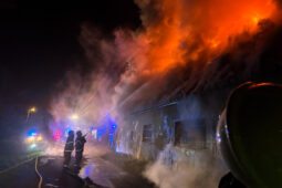 VIDEO: Na Opavsku hořela hospodářská budova. Hasilo ji 11 jednotek hasičů