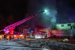 VIDEO: Hasiči stále hasí požár haly v Horní Suché. Popálený muž skončil v kritickém stavu v nemocnici