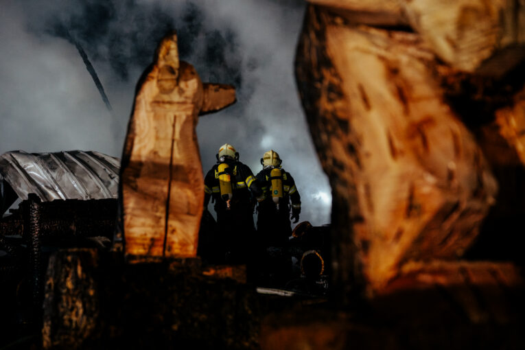 FOTO: Hasiči sváděli neúnavný boj s požárem pily na Frýdecko-Místecku