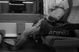 Na chvíli ho přemohl spánek. Muž ve vlaku do Světlé přišel o mobil i peníze