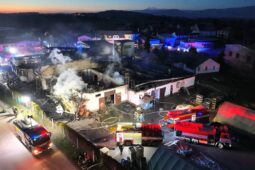 VIDEO: Obří požár průmyslové haly na Semilsku. Škoda se vyšplhala na 300 milionů korun