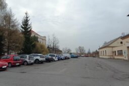 Řidiči pozor. Oblíbené parkoviště na Březových Horách na měsíc zmizí