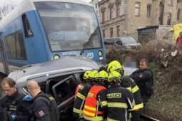 V Jablonci se srazil vlak s autem. Tři lidé jsou zranění, řidiče vyprostili