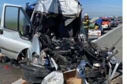 Tragická nehoda na D1 u Velké Bíteše. Řidič dodávky zemřel po srážce s kamionem