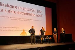 Radikalizace začíná tiše. Odborníci varují před vlivem online světa