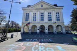 VIDEO: Studenti v Opavě hájili veřejnoprávní média. Šlo se i do ulic