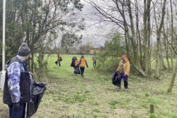 Za úklid dostanou bezdomovci stravenku. Někteří dokonce uklízeli bez nároku na odměnu