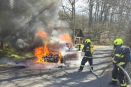 Auto v Liberci pohltily plameny, škoda je téměř půl milionu korun