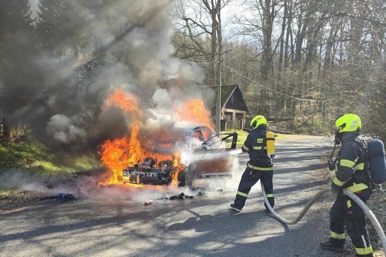 Auto v Liberci pohltily plameny, škoda je téměř půl milionu korun