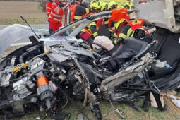 Vážná nehoda na Šternbersku. Auto vjelo do protisměru a čelně narazilo do autobusu