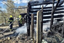 Požár zachvátil stodolu v Sovadině. Hasiči zachránili vedle stojící rodinný dům