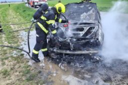 Velikonoční víkend provázely požáry. Hořel les i auto