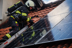 Plameny šlehaly ze střechy, dva lidé skončili v péči záchranářů