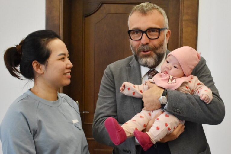 Její oči září jako perly, říká maminka prvního miminka roku ve Frýdku-Místku