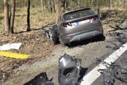 Čelní srážka aut u Kuřívod si vyžádala tři zraněné. Řidiči zůstali v autech zaklínění