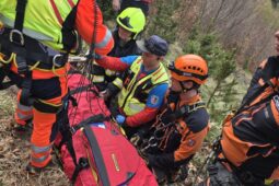 Drama v údolí Desné: ke zraněnému musel z vrtulníku slanit lékař