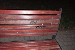 Sprejer zničil zeď domu na Masarykově náměstí. Pak pokračoval na lavičkách