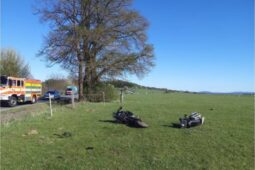 Motorkář havaroval a zůstal v bezvědomí. Na místo letěl záchranářský vrtulník