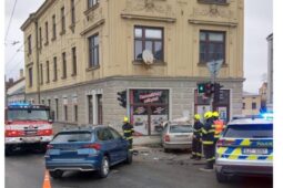 Srážka dvou aut na křižovatce v Jihlavě. Jedno narazilo do domu