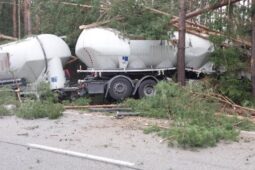 Nehoda kamionu uzavřela sjezd z D1 u Jihlavy. Řidič za volantem usnul