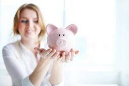 Spoření versus investice na stáří: Co dává větší smysl ve vaší životní fázi