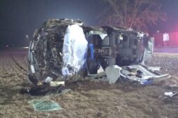 Auto skončilo na poli, řidič zůstal zaklíněný