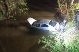 Auto skončilo v náhonu. Večerní zásah hasičů v Kostelci