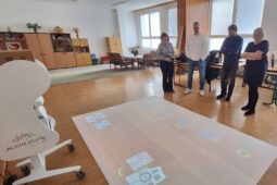 Benešovské školy mění pravidla hry: Děti už nesedí pasivně v lavicích, učí se v terénu