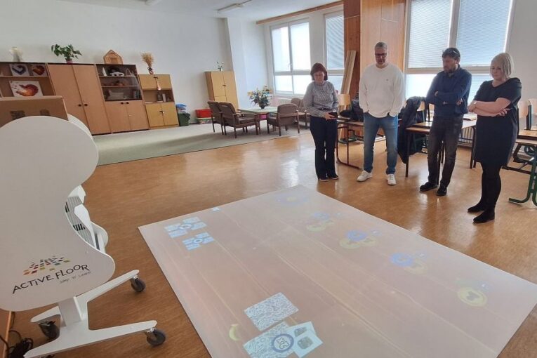 Benešovské školy mění pravidla hry: Děti už nesedí pasivně v lavicích, učí se v terénu