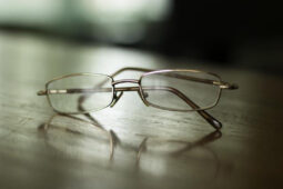 Brýle byly v dějinách nejdříve luxusem. Kdo je vlastně vynalezl?