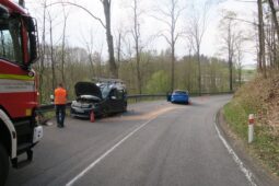 Ladil rádio, naboural. Škoda za tři čtvrtě milionu