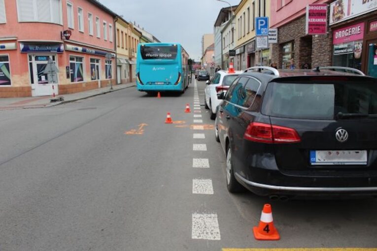 Zavrávoral a vletěl před jedoucí autobus 