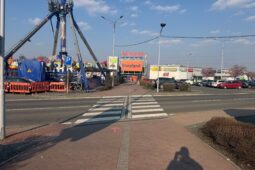 Kluci blbnuli na kolech. Jeden z nich srazil seniorku, pak odjeli