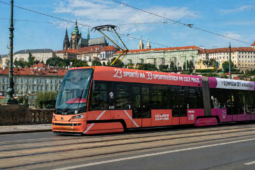 Barevná tramvaj láká na olympiádu. Praha se chystá na tisíce mladých sportovců