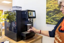 Dobrokavárna rozdává radost. Nový kávovar potěší pacienty