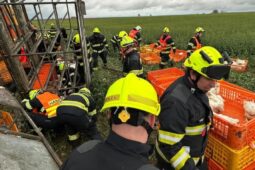 U Kšel havaroval kamion se slepicemi. Zasahovaly desítky hasičů