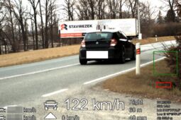 Hazard na silnici: 122 km/h v obci, řidič neunikl